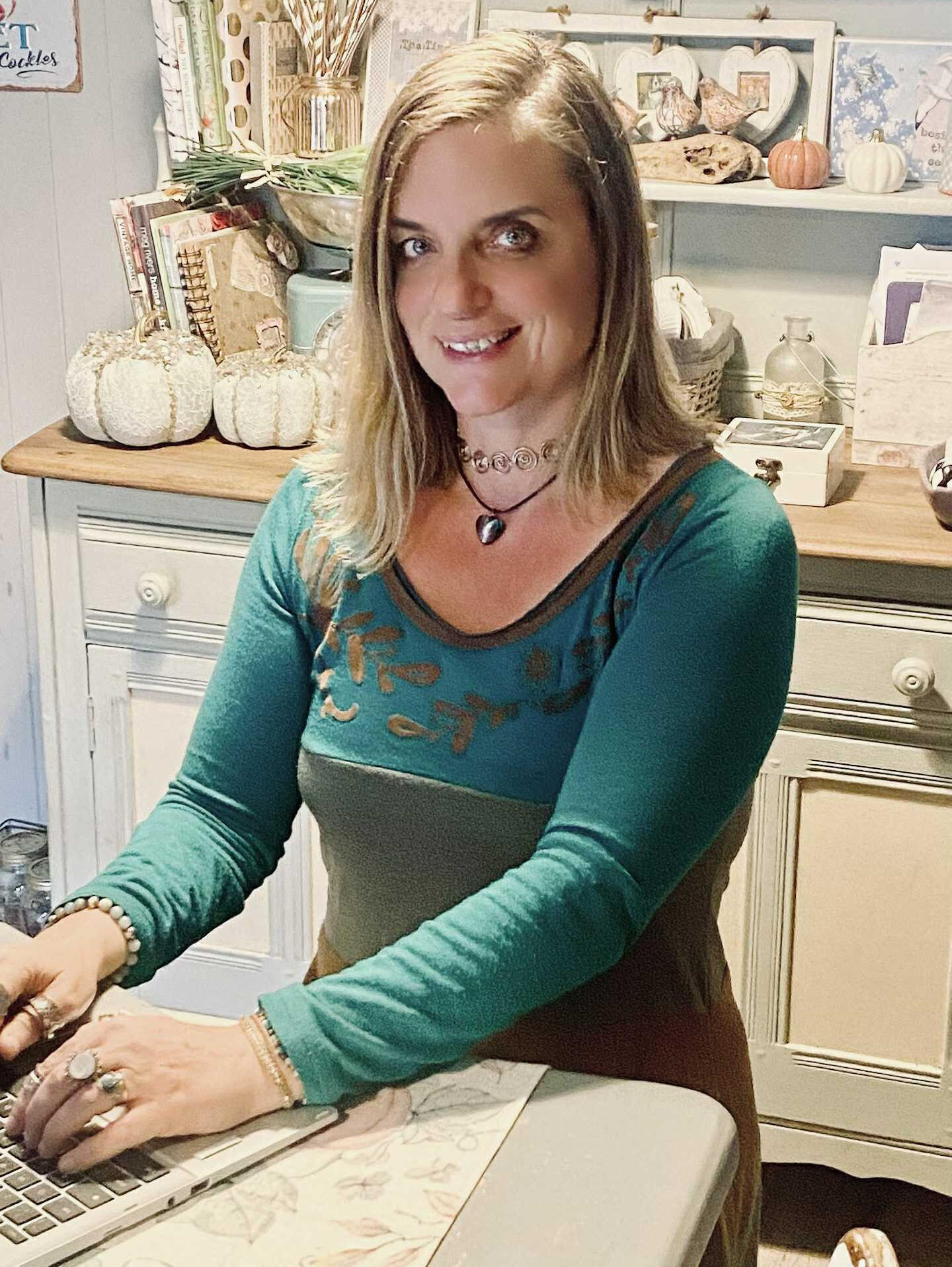 Suzie Pugh, NCPS accredited online counsellor, CBT practitioner and psychotherapist.